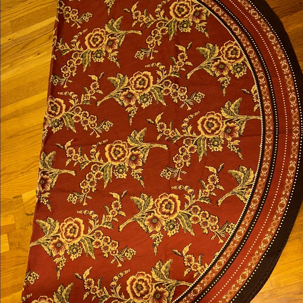 Country Living TableCloth  100 Cotton EUC Round